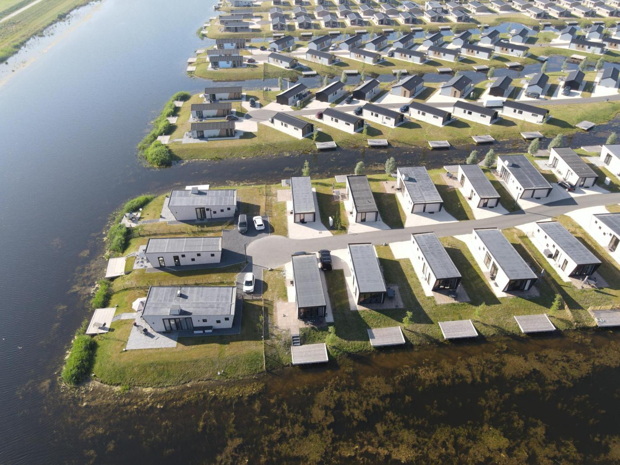Tiny Vakantiehuis Aan Het Water Met Eigen Steiger En Airco Kampen Esterno foto